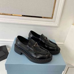 3-chaussures de créateur hommes femmes décontracté monolithe Triangle chaussures en cuir noir augmenter plate-forme baskets classique brevet