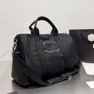 AAAA sac de sport design Hommes femmes sac de voyage de créateur de mode sac à main de grande capacité pendentif en métal toile cuir épaule unique sac de voyage fourre-tout