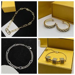 2024 Designer Classic Bracelet Fashion Lange ketting Hangketting Kettingen Charme ketting sieraden voor vrouwen en meisjes