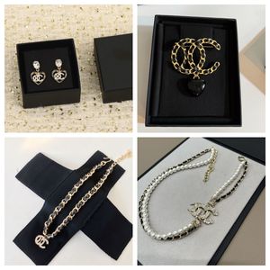 Colliers de perles plaquées de styliste pour femmes, boucles d'oreilles en perles mignonnes, faites à la main, chaîne de perles, bijoux de luxe quotidiens, cadeau, nouvelle mode