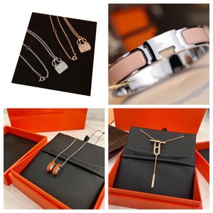 2023 Nouveau haut tendance marque de vente chaude colliers de mode plaqués bijoux bracelet porte-bonheur bijoux pour amoureux cadeau de mode pour l'obtention du diplôme d'anniversaire