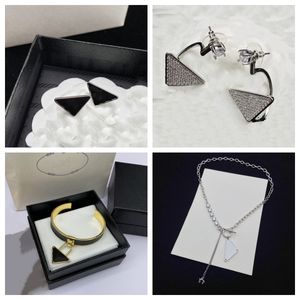 Nueva moda Top Venta caliente Collar de diseñador Pendientes colgantes Pulsera Conjunto de joyas para mujer Chapado en oro blanco Fiesta de bodas Dama de honor nupcial