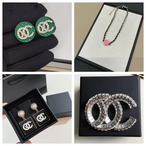 Nouveau collier de mode/boucle d'oreille Bracelet/broche de vente chaude Designer plaqué Post Faux diamant rond Solitaire pendentif Halo pour femmes filles