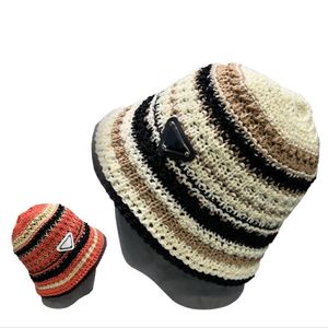 AAAAA Été Plage Herbe Tresse Seau Chapeau Femme Designer Pêcheur Chapeaux Marque Sunhat Couple Cap Hommes Plage Stingy Brim Chapeaux avec 12 Couleurs