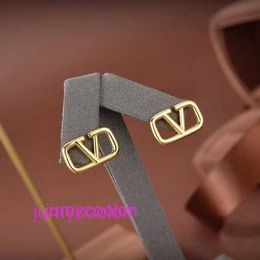Aavaleno Top Edition Designer Delalicat Earring 2024 Internet Celebrity New Vshaped Oree Brows For Women 925 Silver Needle Allergy Highend Oreads V