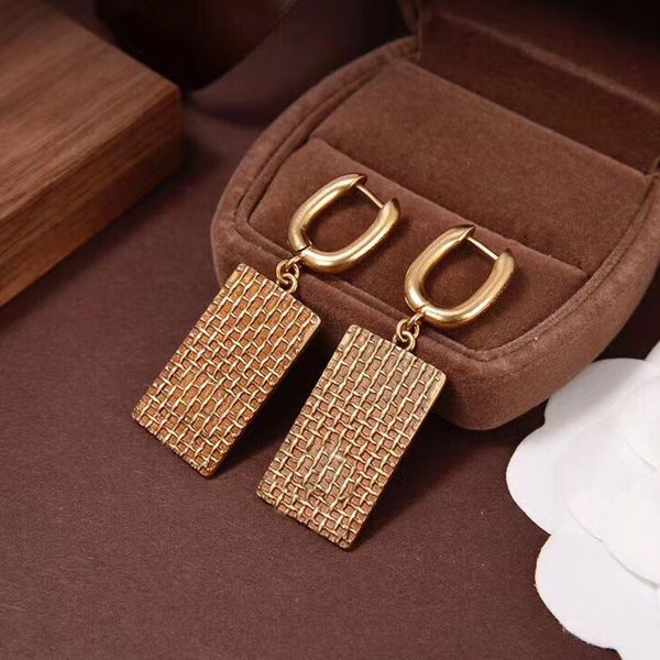 Absolument les dernières boucles d'oreilles de charme d'explosion. Grille en laiton plaqué or. Marque, mode, créateur de boucles d'oreilles de luxe classiques pour femmes. bijoux de mariée de fête de mariage