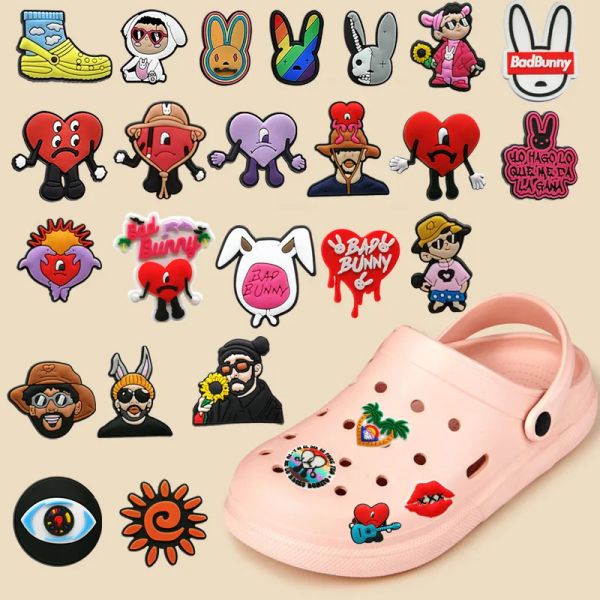 Accessoires 100 pièces Bad Bunny PVC chaussures breloques mignon garçon ornements décorations décontracté coeur chaussures accessoires pour fille enfants cadeau en gros