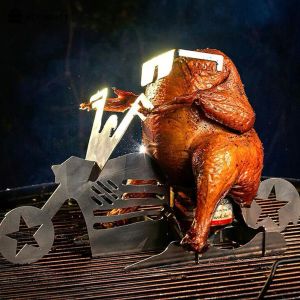 Accessoires BBQ Tools Accessoires American Motorcycle Steel Rack Stand Funny Poulet avec bière CANDER SOBLE GLILL ROST BAGARE 230804