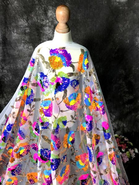 Accessoires colorés paillettes de cristal fleur robe en maille brillante haut de gamme robe personnalisée tissu de créateur tissu brodé