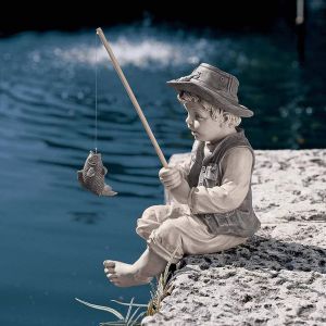 Accesorios Estatuas de jardín Gone Fishing Boy Fisherman con escultura de cañas de pesca para el jardín de estanques Decoración al aire libre