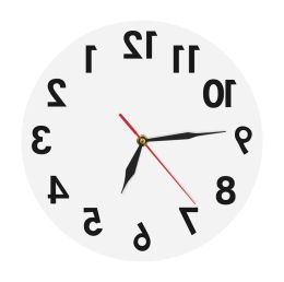 Accessoires Omgekeerde wandklok Ongebruikelijke cijfers achteruit Moderne decoratieve klok Horloge Uitstekend uurwerk voor uw muur