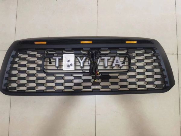 Accessoires adaptés à Toyota 20092013 Tantu Grille Old Tantu TRD avec calandre de calandre LED Small Light Front Bar