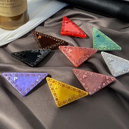 Acrylique Cristal Triangle Lettre Pinces À Cheveux Multicolore Femmes Spécial Lettre Barrettes Mode Cheveux Accessoires