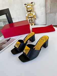 Luxe designer dames hoge hak pantoffels vierkante open teen echt leer Rome platte schoen klinknagel decor een stud riem zomer vakantie sneaker sandaal vrouw glijbaan