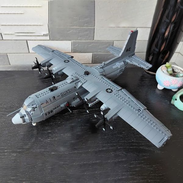 Figurines d'action High Tech MOC Brick 06023 AC130 Air Gunship Fighter Military Battlefield Series Jouets étroitement assemblés Blocs Garçon Cadeau de Noël 230721