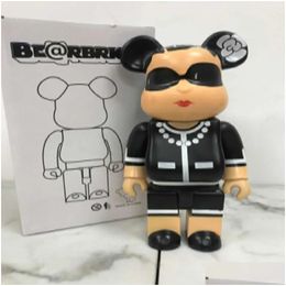 Figurines de jouets d'action Vente 2023 Bearbrick 400 28cm Ours Brique Décoration à la mode Jouets pour la maison avec dessin animé Drop Livraison Cadeaux Otxca