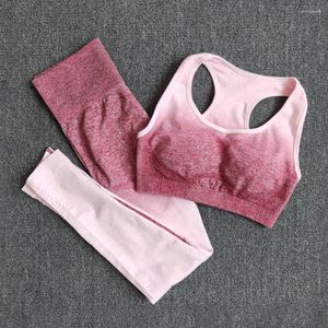 Ensembles actifs 2PCS Gym Set Femmes Gradient Color Yoga Suit Survêtement sans couture Vêtements de course Push Up Sports Bra Hip Lifting Fitness Pants