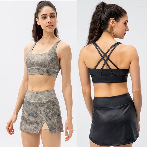 Ensembles actifs femmes simili cuir tissu vêtements de sport mode vêtements de yoga soutien-gorge de gymnastique 2 en 1 tennis jupe de golf 2 pièces ensemble de sport costume d'entraînement