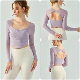 Actieve shirts Emily Cross Fold Long Sleeve Yoga Top Women Short Style Quick Drying Sports T-shirt met borstkussen Backless Mesh Fitness