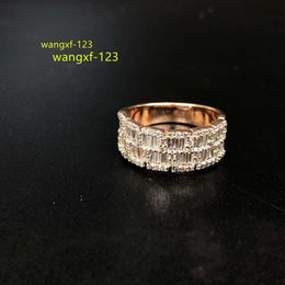 Agregue un poco de brillo y estilo a su dedo con este impresionante anillo de oro rosa de 14 k y diamantes de alto pulido