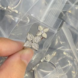 Coquille d'ouverture réglable Nouveau anneau de fleur de prune à chaud pour les femmes en pierre zircon de luxe en or plaqué cinq feuilles fleur mignon trèfle