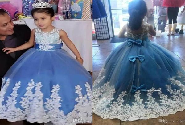 Vestido de fiesta adorable Vestidos de niña de flores Apliques de encaje azul cielo Vestido de princesa 2019 Cuello transparente con lazo en la espalda Concurso de niña árabe Go6231041