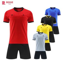Adulte Men Professional Arbitre Jersey Soccer Set Football Uniform Uniforme à manches courtes Match juge de juge trois poches Arrivée 240318