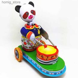 Volwassen serie retro -stijl speelgoed metalen tin drum dier panda auto mechanisch voorjaarsspeelgoedmodel kinderen cadeau y240416