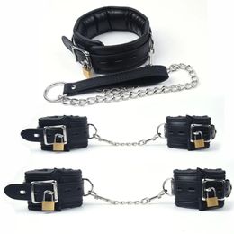 Jouets pour adultes Menottes en éponge en cuir noir pour poignets de cheville de sexe Bondage avec restrictions de verrouillage de chaîne Jouets sexuels pour jeux pour adultes Ensemble de bondage Bdsm 231216