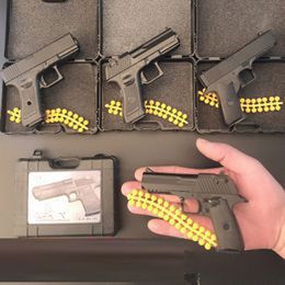 Adults Alloy Bullets Gifts Toy Eagle Model Mini Gun Colt Collection de tirs Pistol pour Beretta Soft Kids Desert Oegto