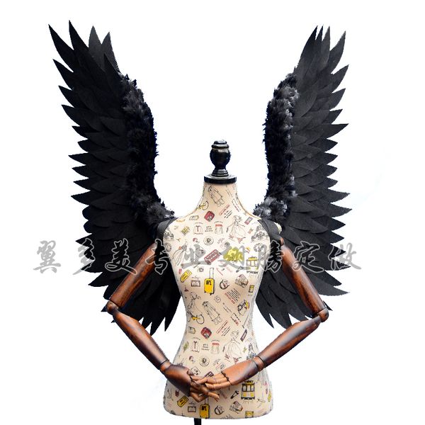 Adultes grandes ailes de diable en plumes noires adaptées pour la fête, le festival, le spectacle à pied, la soirée dansante, le modèle de bar, l'artisanat de plumes, les ailes d'ange