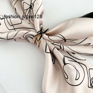 Geavanceerde stof kleine vierkante sjaals eenvoudige sjaal Europees merk lente nieuw kapsel mode kledingaccessoires prachtig ontwerp meisje familie cadeau 50x50cm R84M