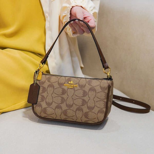 Bolso de lujo ligero de moda avanzada 2023 Nuevo bolso cruzado de hombro simple para axilas Bolso pequeño para mujer Las tiendas tienen un 95% de descuento en liquidación al por mayor