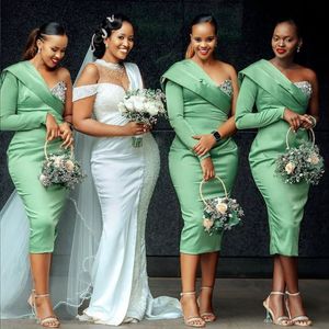 Robes de demoiselle d'honneur courtes arabes africaines vert une épaule manches longues longueur de thé robe de demoiselle d'honneur courte pour les femmes noires vêtements d'invité de mariage dans le mariage NR068