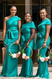 Robes de demoiselle d'honneur élégante africaine pour les mariages une épaule longue plies en satin longueur de sol plus taille d'honneur de taille