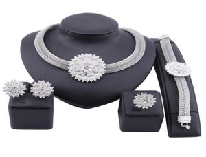 Afrikaanse sieraden Flower Crystal Necklace oorbellen Dubai Gouden sieradensets voor vrouwen bruidsarmband ring set59750033