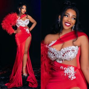 African Nigeria Evening Prom Long Red Feathered One Shoulder Sexy High Split formele jurken voor zwarte vrouwelijke strass Decorated Jurken AM474 407