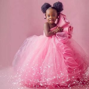 Robes de fille de fleur rose africaine une épaule à plusieurs niveaux en tulle organza robes de demoiselle d'honneur décorées de plumes en tulle à plusieurs niveaux robes de fête d'anniversaire pour enfants noirs F067
