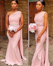 Vestidos de dama de honor de color rosa de talla grande africana con tren Un hombro Pliegues fruncidos Dama de honor Fajas con cuentas de gasa Vestido de invitados de boda vestidos por encargo