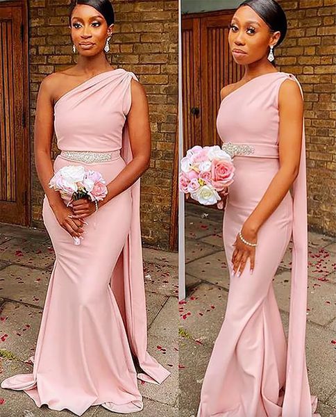 Africain Plus Size Rose Bridesmaid Robes avec train One épaule Bched Pleas Maid of Honor Sabiffon Boue de mariage Verstidos Gownos Made Custom