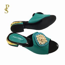 Chaussures pour femmes de style africain Les ganters de strass bilans en métal sandales pour femmes talons portent des chaussures pour femmes à la fête 240410