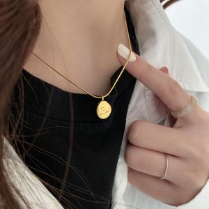 Afshor stijlvolle letter print metalen bonen hanger ketting vrouwen roestvrij staal vergulde letter ketting initiële ketting voor meisjes 2023 nieuw