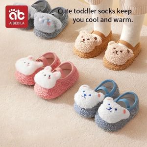 Aibedila dessin animé chaussettes bébé pour filles garçons lapin ours anti-glissade chaude d'hiver chaude automne pour tout-petits chaussettes pour les enfants 231221