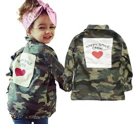 Aile Rabbit Girls Chaqueta de otoño Ins Camuflaje Camuflaje Manga larga Carta de amor Pegatinas Moda Hermana Sister Coat5672133