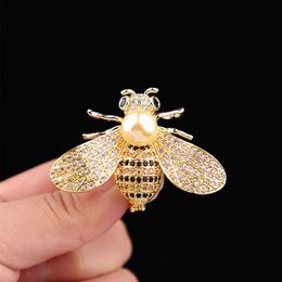 Broches de abeja Aimei, broche de insecto Unisex, Pin de diamantes de imitación de cristal, joyería para mujeres y hombres, insignias pequeñas bonitas, joyería de moda 241s