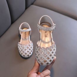 Ainyfu Kids Pearl Flats Girls Princess Rhinestone Party Sandalen Children's Leather Hollow Out Beach Shoes Maat 21-36 L2405 L2405