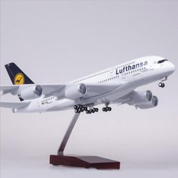 Vliegtuigen Modle 1/160 Schaal 50.5 CM Luchtvaartmaatschappij A380 Lufthansa Vliegtuig Model W Licht en Wiel Diecast Plastic Hars Vliegtuig voor Collectie 230725