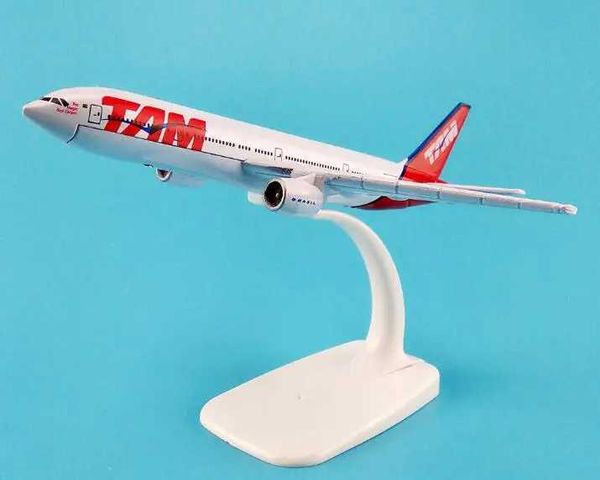 Aircraft modle 16cm Aircraft Model 777 Brazilian Airlines ATM B777 Métal Simulation Aircraft Model Childrens Toy Christmas Gift S5452138