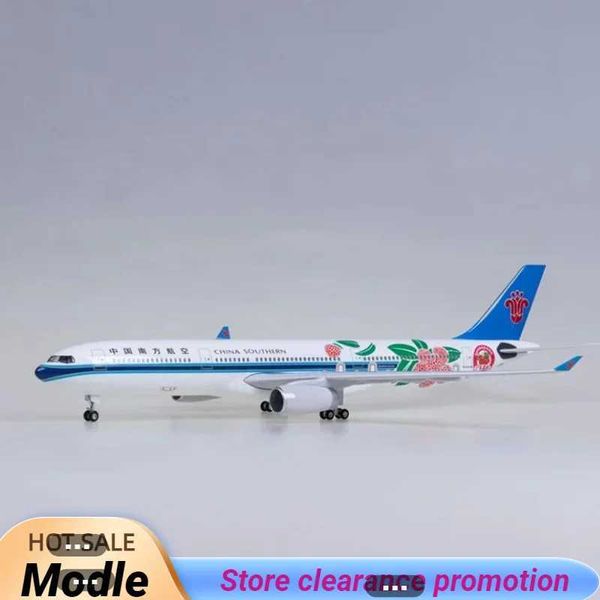 Aircraft modle 47cm 1 135 échelle 330 A330 Modèle China Southern Airlines W Base Wheel Light Resin Aircraft Toy Collection S2452022