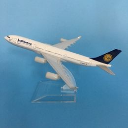 Vliegtuigen Modle JASON TUTU 16 cm Lufthansa Airbus A340 Vliegtuig Model Vliegtuig Modelvliegtuigen Diecast Metaal 1/400 Schaal Vliegtuigen Drop 230904